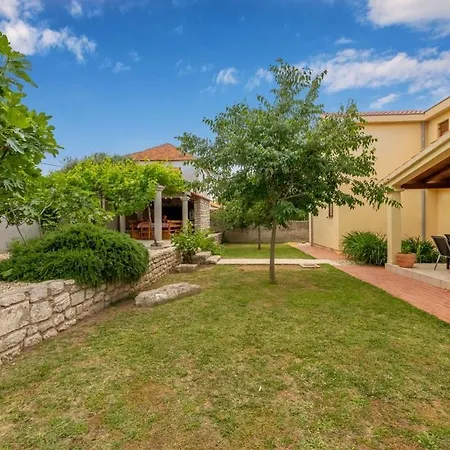 アパート House *